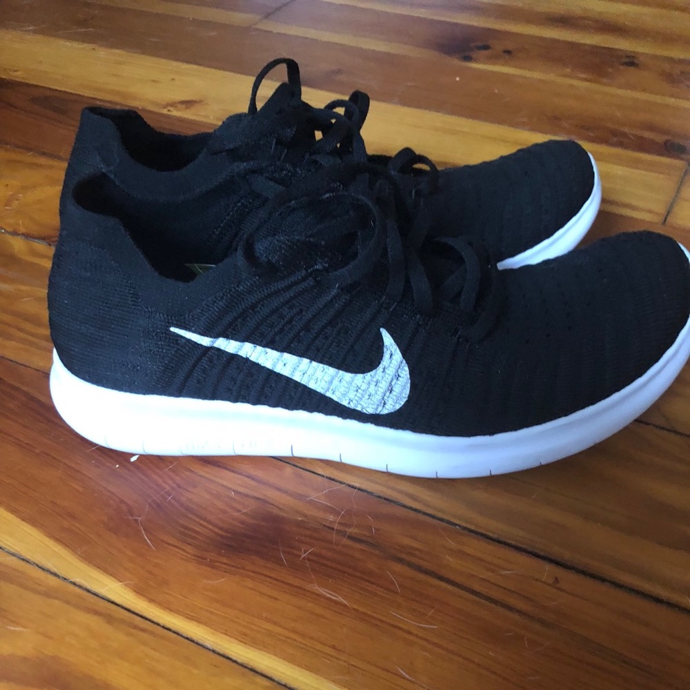 Men’s black nike free